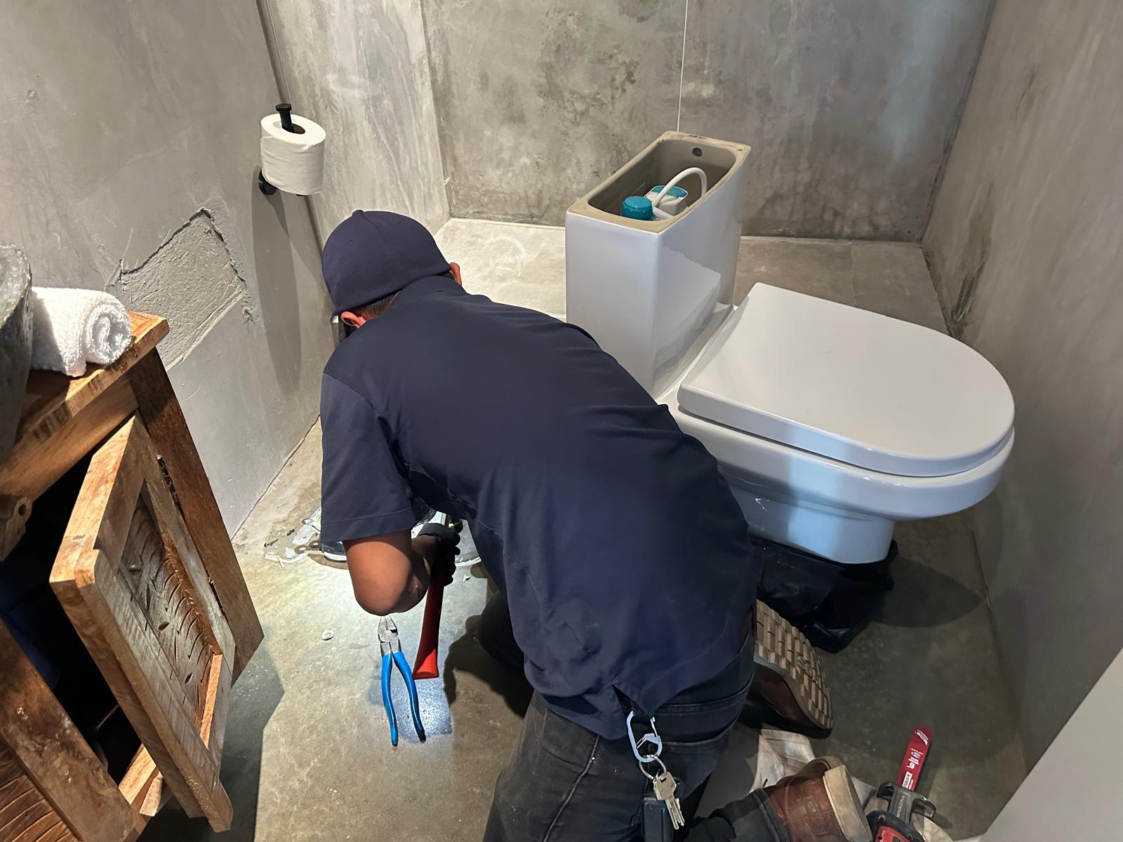 Plumber To Fix Leaking Toilet in Inglewood, CA