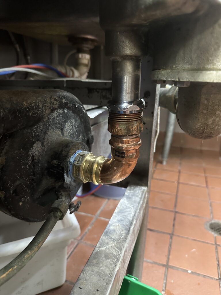Our professional technicians successful replacing the leaking of the three compartment Restaurant sink With a copper material. Los Angeles, CA